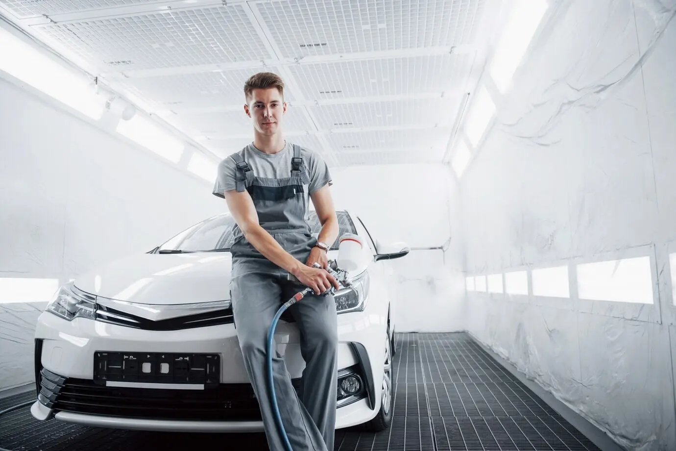 Spritzlackiermeister für die Autolackierung in der Automobilindustrie.